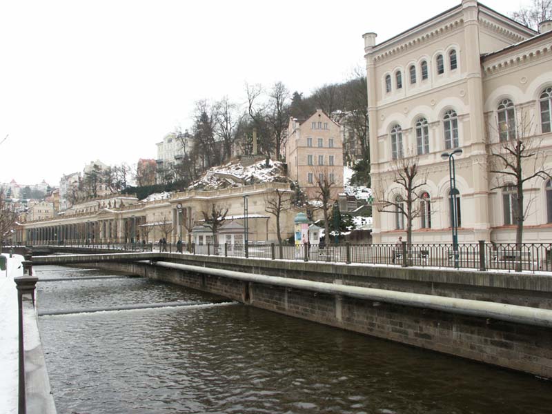 Чехия (Česko): Карловы Вары (Karlovy Vary): река, дома; 14:46 11.03.2005
