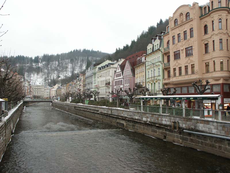 Чехия (Česko): Карловы Вары (Karlovy Vary): река, дома; 15:12 11.03.2005