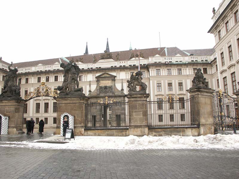 Чехия (Česko): Прага (Praha 1): Пражский Град (Pražský Hrad): Первый двор (První nádvoří); 09:19 09.03.2005