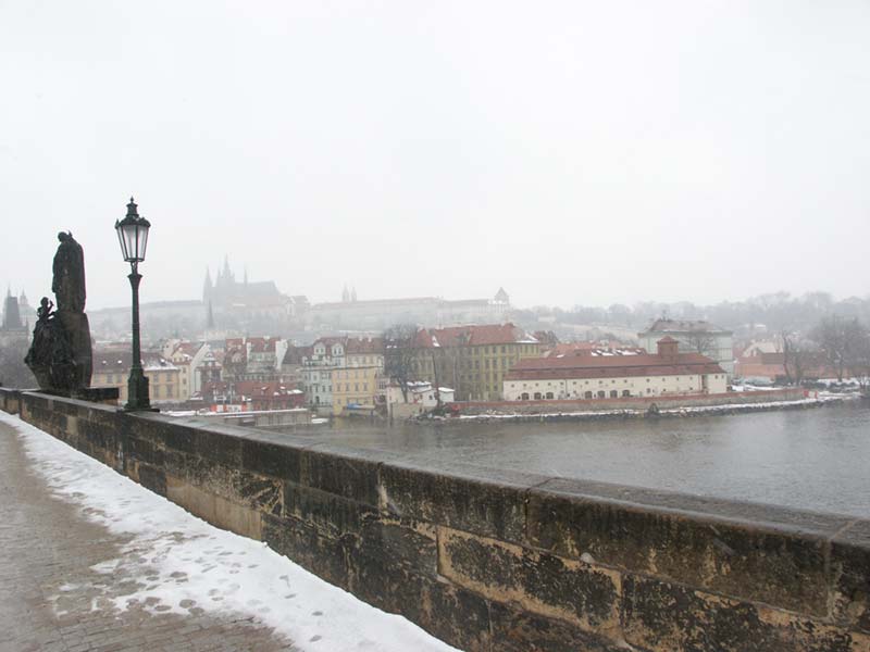Чехия (Česko): Прага (Praha 1): Мала Страна (Mală Strana): берег ниже по течению с Карлова моста; 10:59 09.03.2005