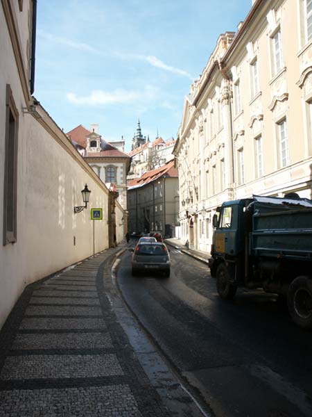 Чехия (Česko): Прага (Praha 1): Мала Страна (Mală Strana): ул.Вальдштейнская (Valdštejnská); 11:31 10.03.2005
