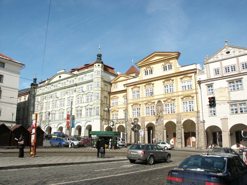 Чехия (Česko): Прага (Praha 1): Мала Страна (Mală Strana): Малостранская площадь (Malostranské námĕstí): дома; 11:39 10.03.2005