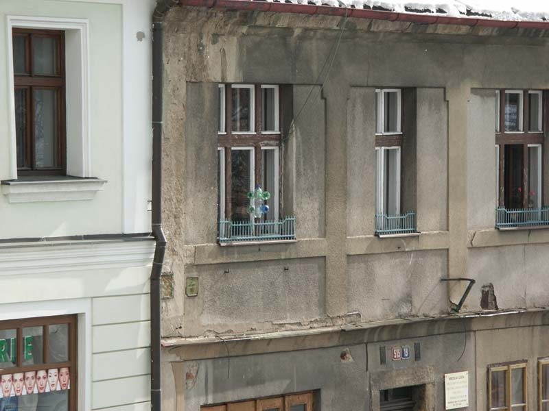 Чехия (Česko): Кутна Гора (Kutná Hora): что-то на окне; 09:47 12.03.2005