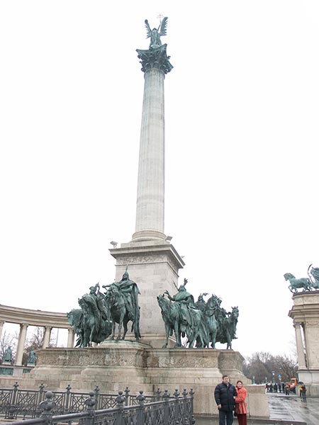 Венгрия (Magyarország): Будапешт (Budapest): XIV. kerület: площадь Героев (Hősök tere): коринфская колонна; 09:29 06.01.2006