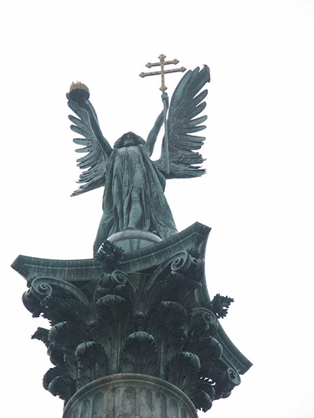 Венгрия (Magyarország): Будапешт (Budapest): XIV. kerület: площадь Героев (Hősök tere): коринфская колонна: архангел Гавриил; 09:32 06.01.2006