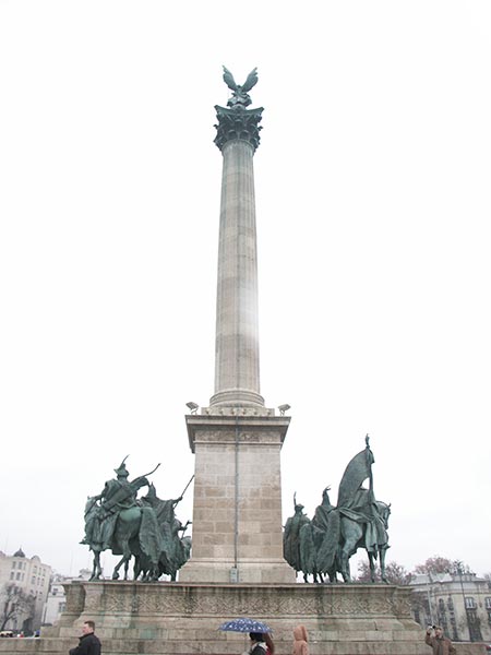 Венгрия (Magyarország): Будапешт (Budapest): XIV. kerület: площадь Героев (Hősök tere); 09:42 06.01.2006