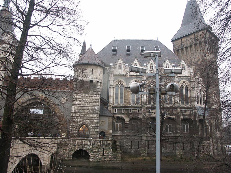 Венгрия (Magyarország): Будапешт (Budapest): XIV. kerület: замок Вайдахуньяд (Vajdahunyad vár); 09:53 06.01.2006