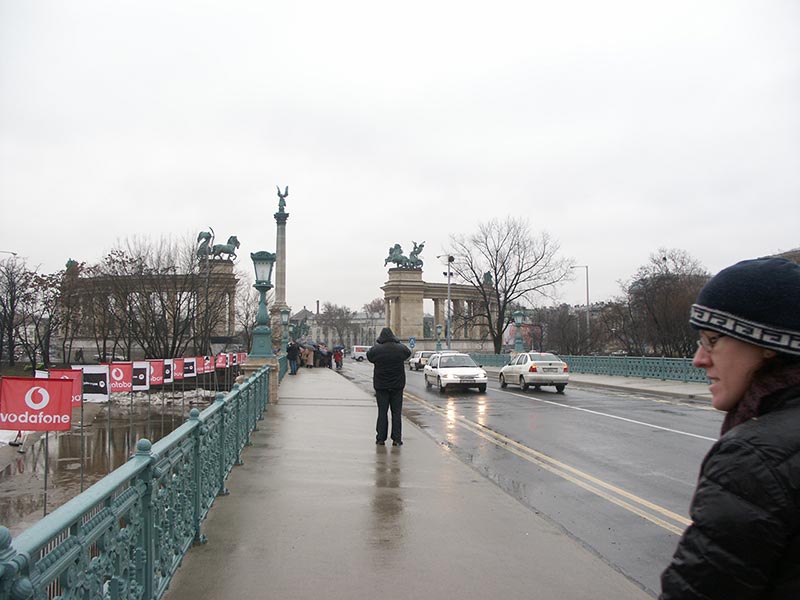 Венгрия (Magyarország): Будапешт (Budapest): XIV. kerület: мост от замка Вайдахуньяд (Vajdahunyad vár) через Városligeti tó к площади Героев (Hősök tere); 10:20 06.01.2006