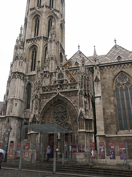 Венгрия (Magyarország): Будапешт (Budapest): I. kerület: Рыбацкий бастион (Halászbástya): церковь короля Матьяша (Mátyás templom); 12:23 06.01.2006