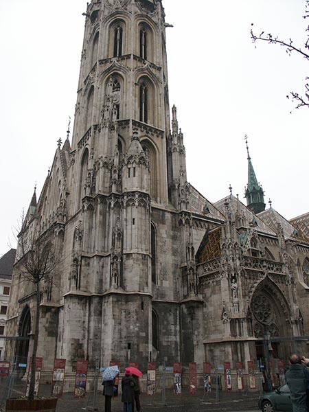 Венгрия (Magyarország): Будапешт (Budapest): I. kerület: Рыбацкий бастион (Halászbástya): церковь короля Матьяша (Mátyás templom); 12:25 06.01.2006