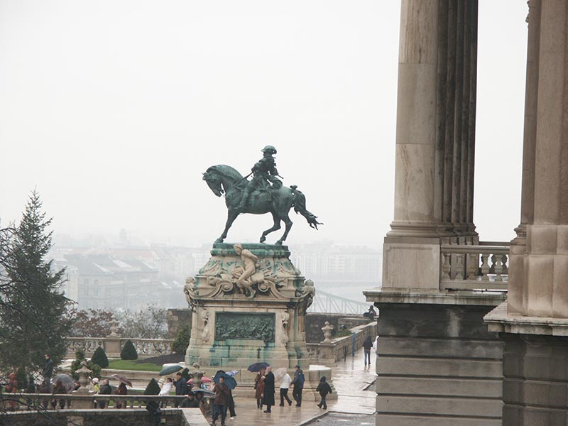 Венгрия (Magyarország): Будапешт (Budapest): I. kerület: Будайский дворец (Budai Vár): памятник Евгению Савойскому; 12:46 06.01.2006