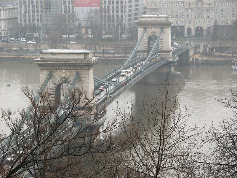 Венгрия (Magyarország): Будапешт (Budapest): вид от Будайского дворца на Цепной мост Сечени (Széchenyi lánchíd); 12:47 06.01.2006