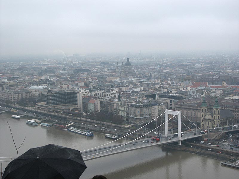 Венгрия (Magyarország): Будапешт (Budapest): V. kerület: вид с горы Геллерт на Цепной мост Сечени (Széchenyi lánchíd); 13:55 06.01.2006