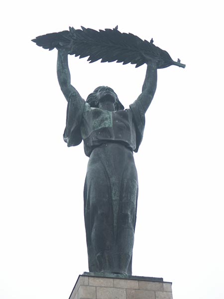 Венгрия (Magyarország): Будапешт (Budapest): XI. kerület: гора Геллерт (Gellért-hegy): памятник Свободы (Szabadságszobor); 13:57 06.01.2006