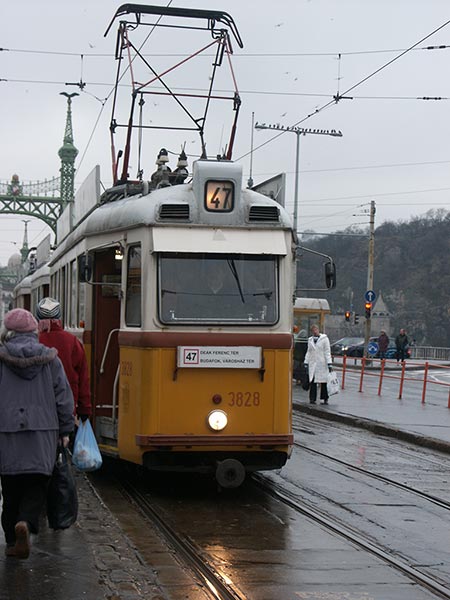 Венгрия (Magyarország): Будапешт (Budapest): IX. kerület: Fövám tér: трамвай; 14:41 06.01.2006