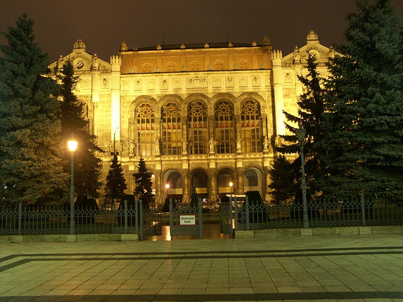 Венгрия (Magyarország): Будапешт (Budapest): V. kerület: Vigadó tér: Пештский концертный зал (Pesti Vigadó); 17:08 06.01.2006