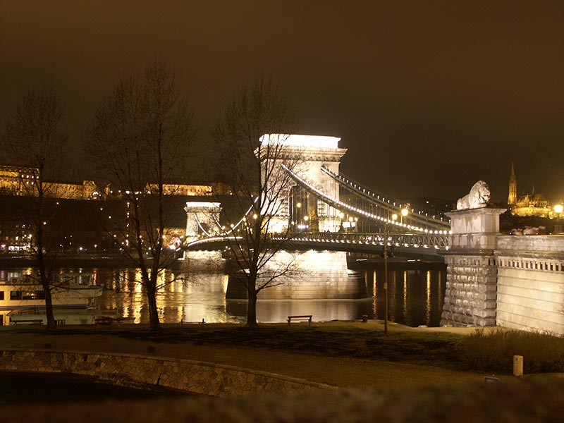 Венгрия (Magyarország): Будапешт (Budapest): V. kerület: Цепной мост Сечени (Széchenyi lánchíd) с Eötvös tér; 17:19 06.01.2006