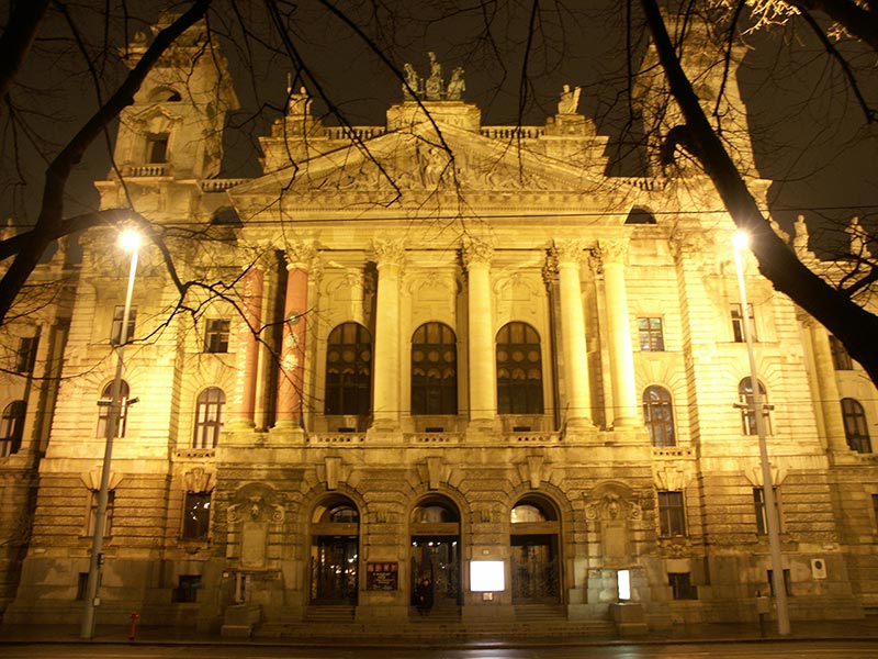 Венгрия (Magyarország): Будапешт (Budapest): V. kerület: Kossuth tér: Этнографический музей (Néprajzi Múzeum); 17:45 06.01.2006