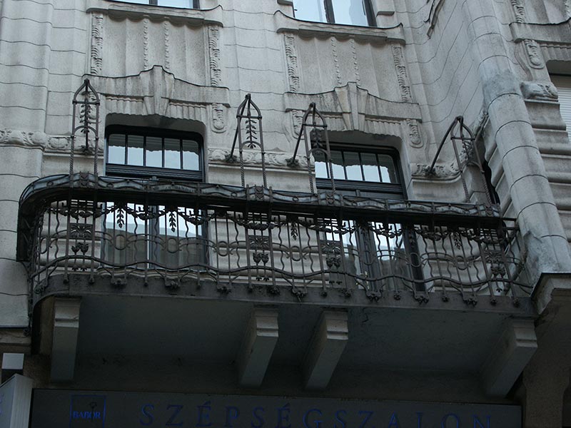 Венгрия (Magyarország): Будапешт (Budapest): V. kerület: ул.Ваци (utca Váci): балкон; 15:09 08.01.2006