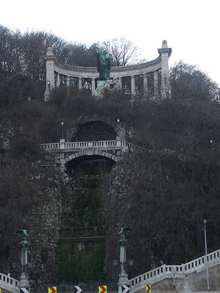 Венгрия (Magyarország): Будапешт (Budapest): I. kerület: памятник святому Геллерту (Szent Gellért szobor) на горе Геллерт (Gellért-hegy); 16:03 08.01.2006