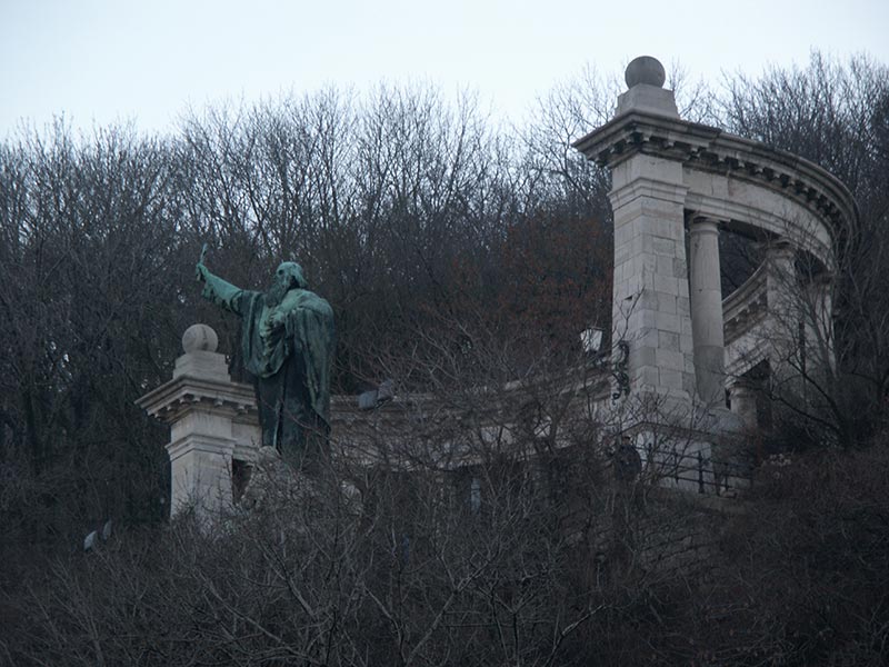 Венгрия (Magyarország): Будапешт (Budapest): I. kerület: памятник святому Геллерту (Szent Gellért szobor) на горе Геллерт (Gellért-hegy); 16:07 08.01.2006