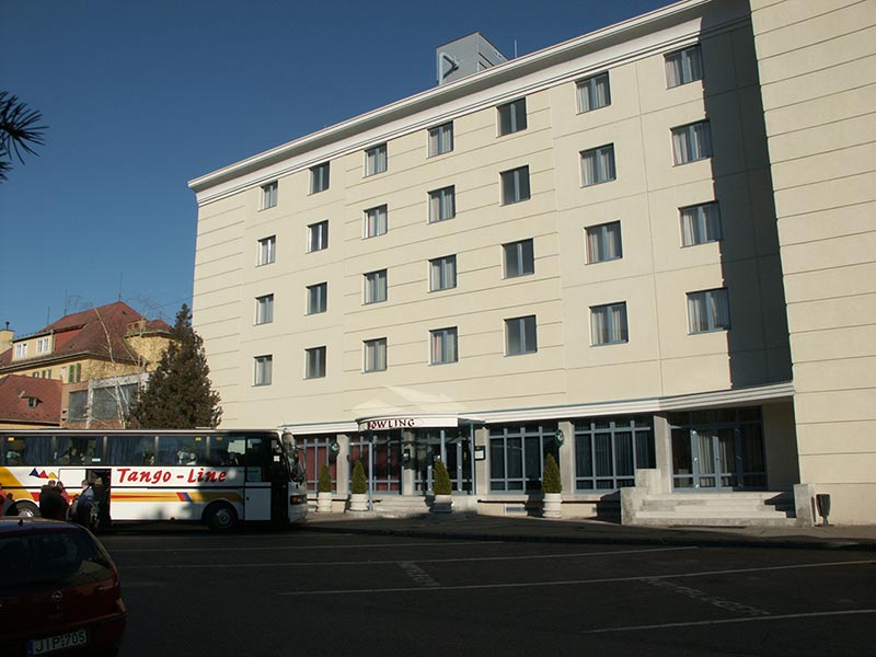 Венгрия (Magyarország): Эгер (Eger): Károly Város: отель Эгер (hotel Eger) и наш автобус; 12:54 09.01.2006