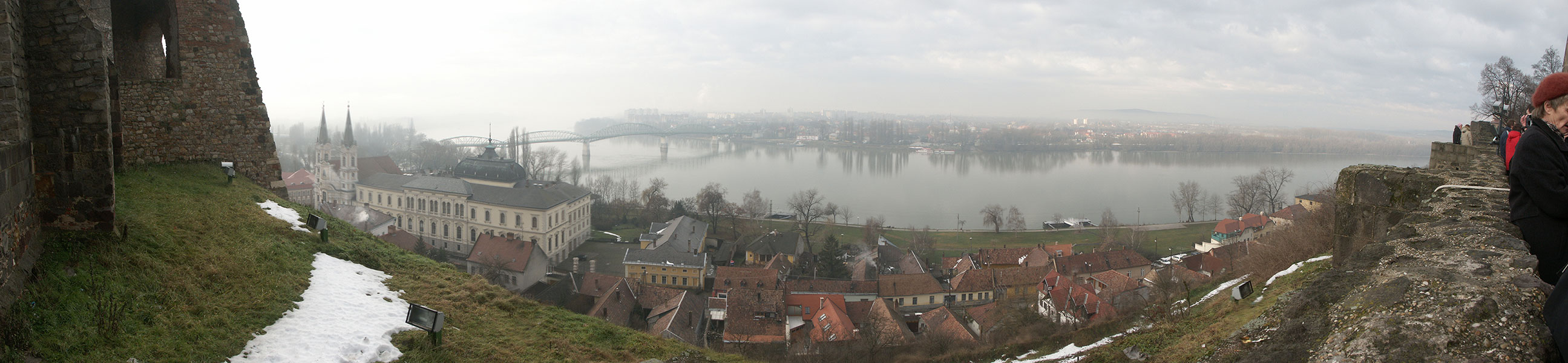 Венгрия (Magyarország): Эстергом (Esztergom), река Дунай (Duna) и Словакия с Крепостной горы; 10:40 07.01.2006