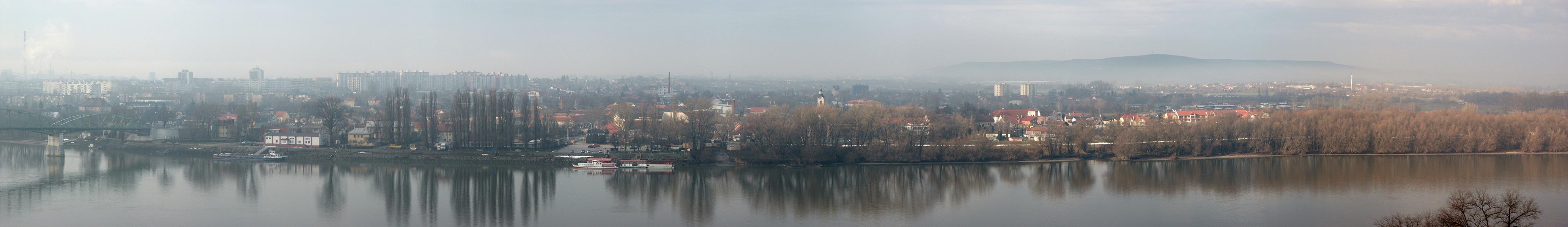 Дунай (Duna) и Словакия с Крепостной горы; 10:46 07.01.2006