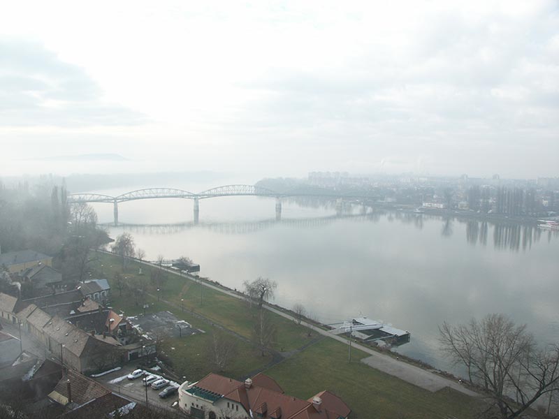 Венгрия (Magyarország): Эстергом (Esztergom), река Дунай (Duna) и Словакия с Крепостной горы; 10:51 07.01.2006