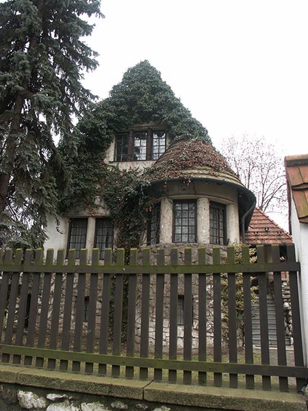 Венгрия (Magyarország): Мишкольц (Miskolc): дом постройки 1928г.; 12:19 05.01.2006