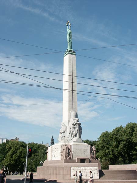 Латвия (Latvija): Рига (Rīga): Centra rajons: Raiņa bulvāris (бульвар): Brīvības piemineklis; 10:15 08.07.2005