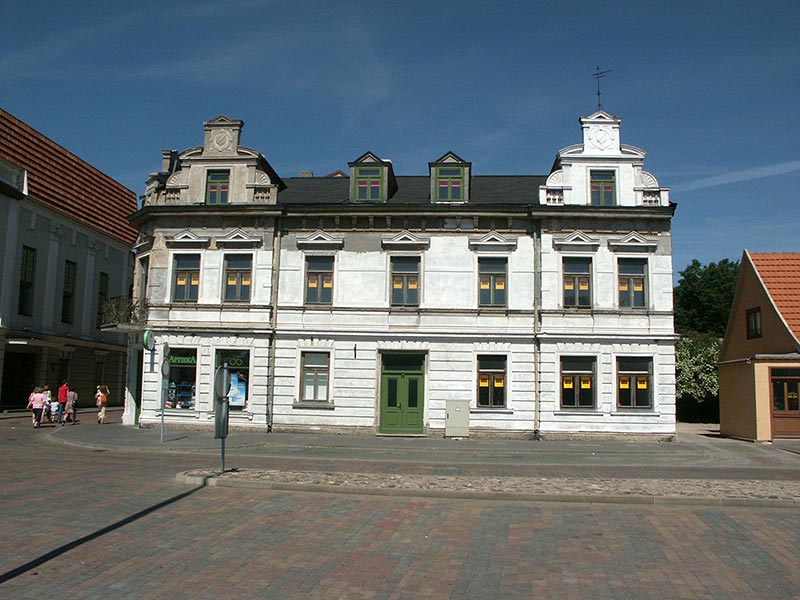 Латвия (Latvija): Ventspils Rajons: Вентспилс (Ventspils): Vecpilsēta: возле автовокзала; 12:42 10.07.2005