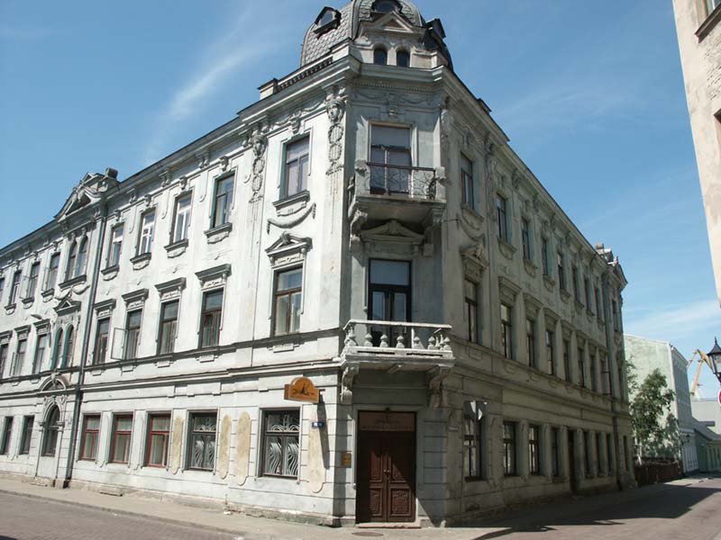 Латвия (Latvija): Ventspils Rajons: Вентспилс (Ventspils): Vecpilsēta: Pils iela (ул.): дом; 13:45 10.07.2005