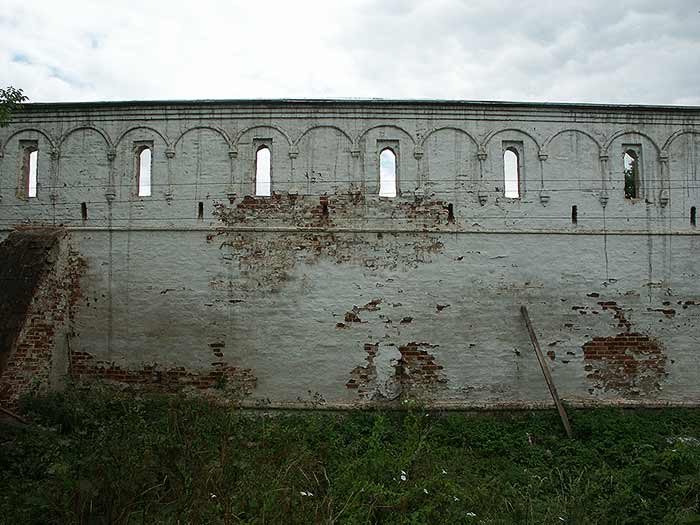 Александров: Успенский м-рь: собор  стена, север; 07.08.2003