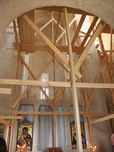 Боголюбово: церковь Покрова на Нерли внутри; 07.05.2004