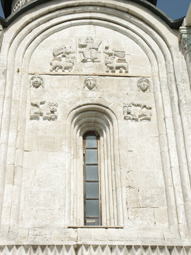 Боголюбово: верх церковь Покрова на Нерли, юг; 07.05.2004