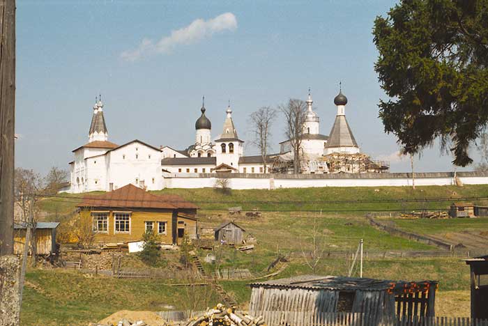 Ферапонтово: Ферапонтов монастырь издалека; 02.05.2002