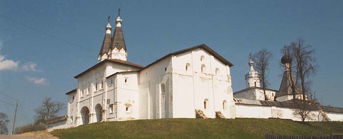 Ферапонтово: подходим к Святым воротам Ферапонтова монастыря; 02.05.2002