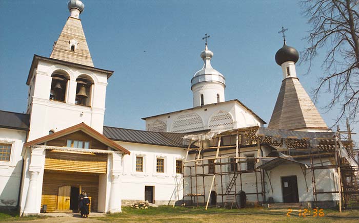Ферапонтово: колокольня и церковь Мартиниана Ферапонтова монастыря; 02.05.2002