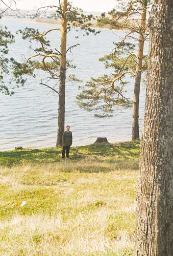 Ферапонтово: озеро возле Святых ворот Ферапонтова монастыря; 02.05.2002