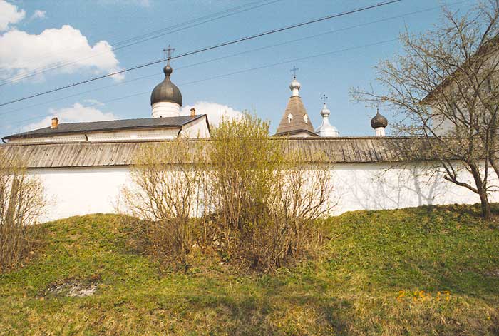 Ферапонтово: западная стена Ферапонтова монастыря; 02.05.2002
