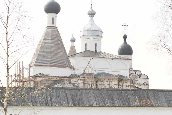 Ферапонтово: юг Ферапонтова монастыря; 02.05.2002