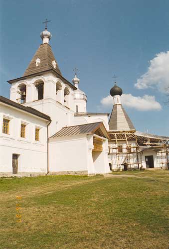 Ферапонтово: ю-з колокольни Ферапонтова монастыря; 02.05.2002