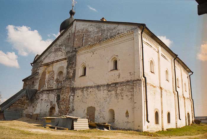 Ферапонтово: трапезная палата Ферапонтова монастыря; 02.05.2002