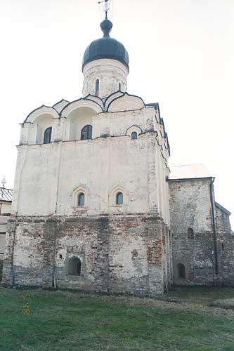 Ферапонтово: восток церковь Благовещенская Ферапонтова монастыря; 02.05.2002
