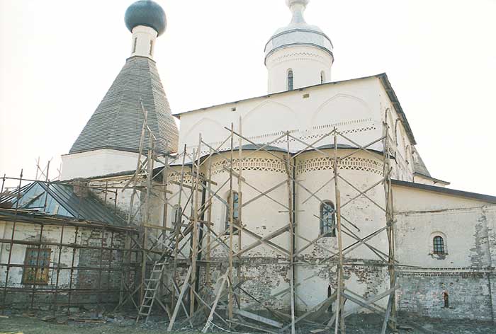 Ферапонтово: восток Рождественского собора Ферапонтова монастыря; 02.05.2002
