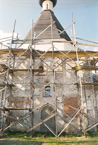 Ферапонтово: юг церковь Мартиниана Ферапонтова монастыря; 02.05.2002