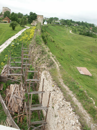 Изборск: крепость: стена с б.Луковка; 13.06.2004