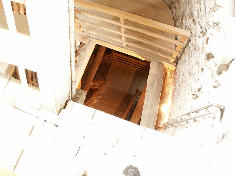 Изборск: крепость: внутри с б.Луковка; 13.06.2004