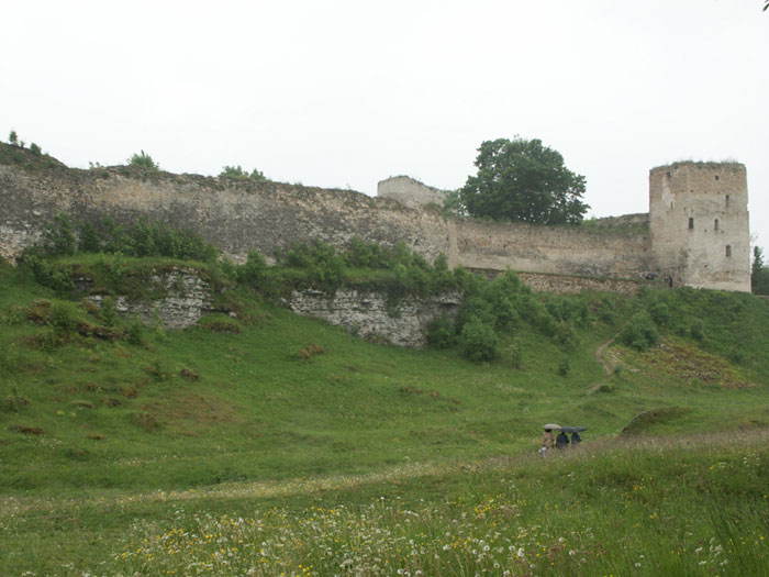 Изборск: крепость: стена и б.Талавская, восток; 13.06.2004